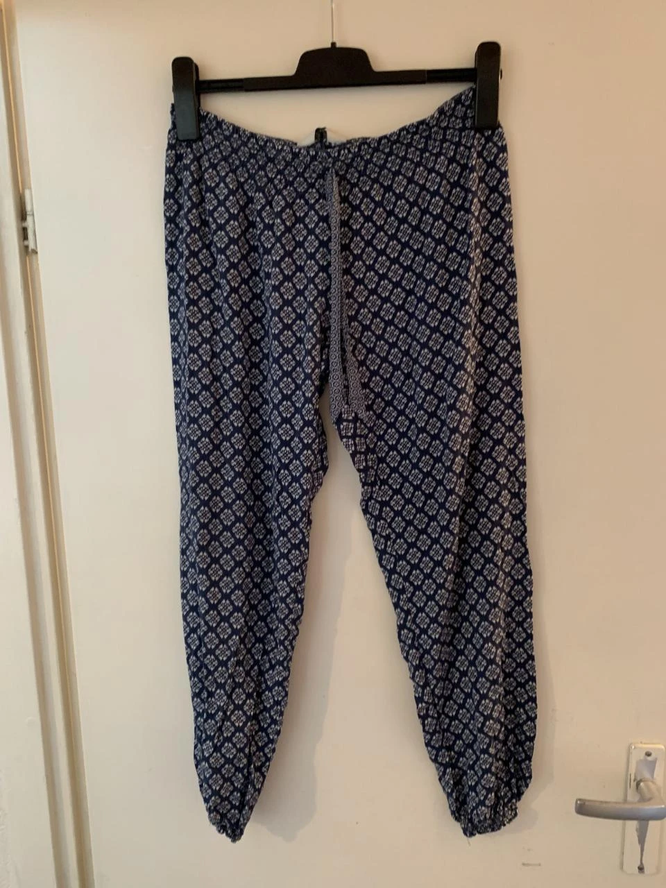 Blauw/witte broek van Love to Lounge. Maat M.
